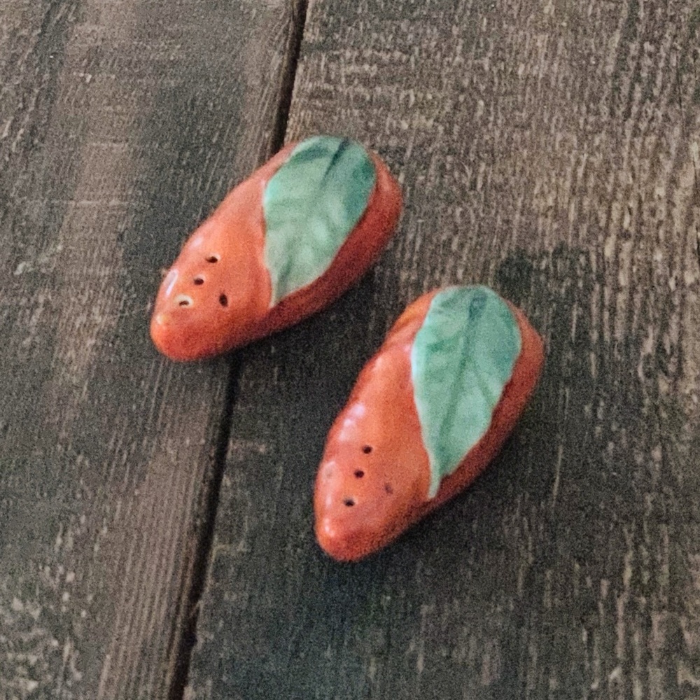 Vintage orange carrots salt/ pepper shakers 3”